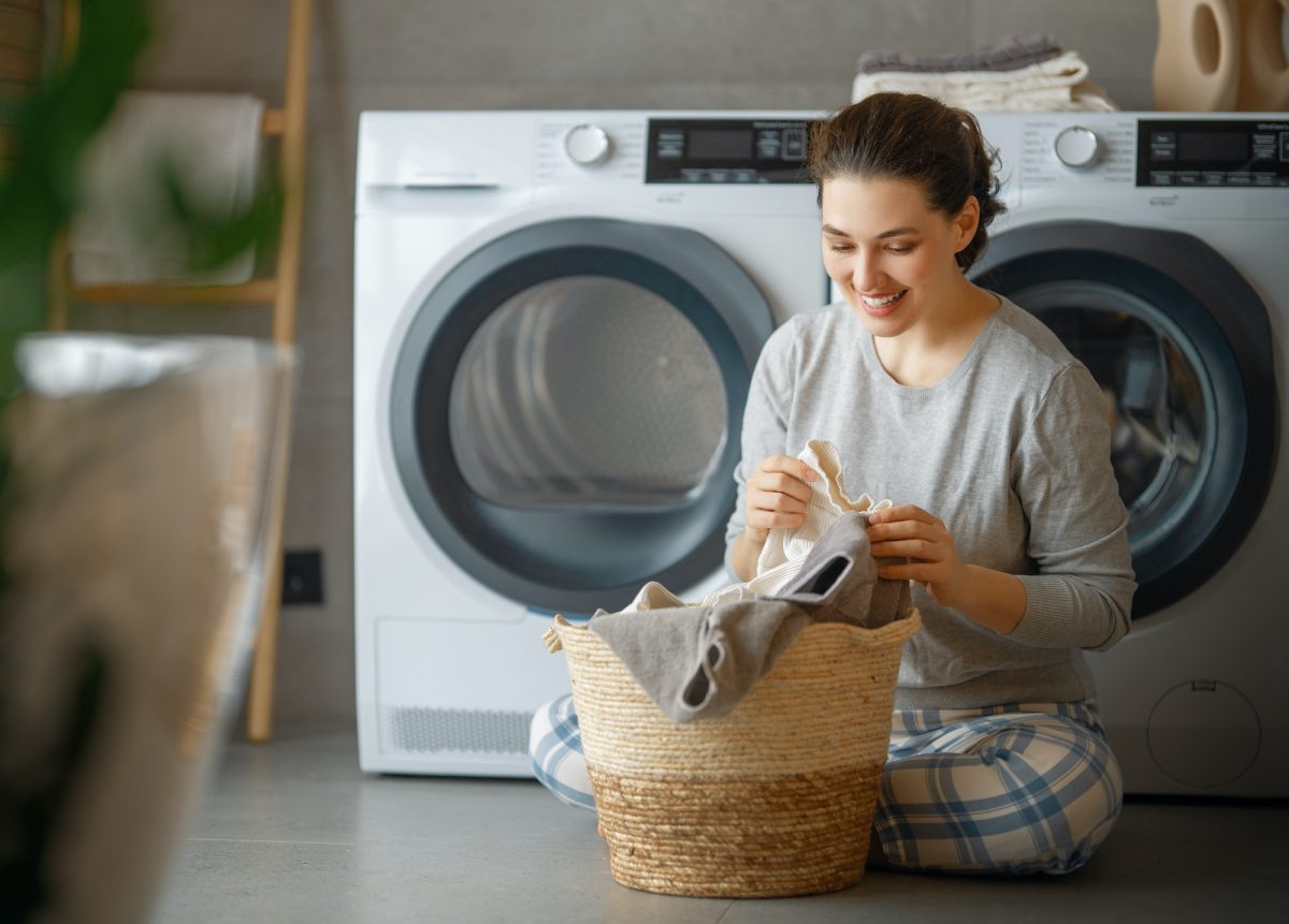 woman is doing laundry. Errores a la hora de lavar la ropa - Ecobuga lavandería autoservicio La Cerdanya